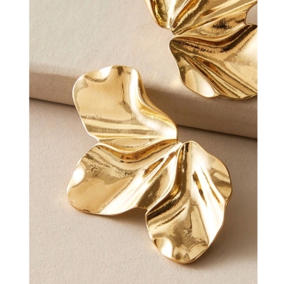 Anthropologie Molten Trendy Minimalist Hammered Asymetrical Flower Gold Earrings - Picture 2 of 5